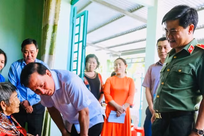 Đoàn lãnh đạo thành phố Đồng Nai thăm Mẹ Việt Nam Anh hùng Hồ Thị Vàng, phường Tân Triều.