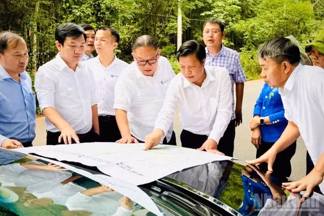 Phó Chủ tịch Thường trực Ủy ban nhân dân thành phố Đồng Nai Nguyễn Kim Long cùng đại diện lãnh đạo các sở, ngành khảo sát, tìm giải pháp tháo gỡ khó khăn cho dự án trên địa bàn.