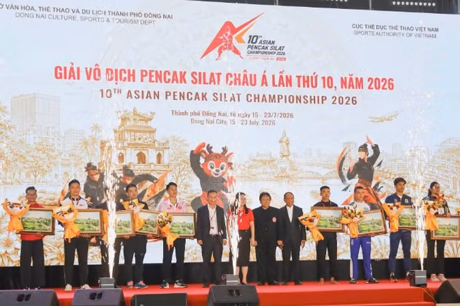 Ban tổ chức tặng quà lưu niệm các đội tham gia giải.