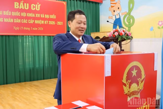 Đồng chí Vũ Hồng Văn, Ủy viên Trung ương Đảng, Bí thư Tỉnh ủy, Trưởng Đoàn đại biểu Quốc hội tỉnh Đồng Nai bỏ phiếu bầu cử tại phường Trấn Biên.