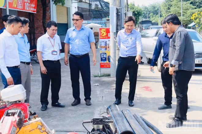 Lãnh đạo xã An Viễn kiểm tra việc chuẩn bị thi công dự án lắp đặt tuyến ống cấp nước sạch trên địa bàn ấp An Phú.