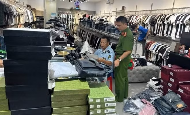 Lực lượng Phòng Cảnh sát kinh tế Công an thành phố Đồng Nai và Chi Cục quản lý thị trường Đồng Nai kiểm tra cửa hàng liên quan đến vụ án.