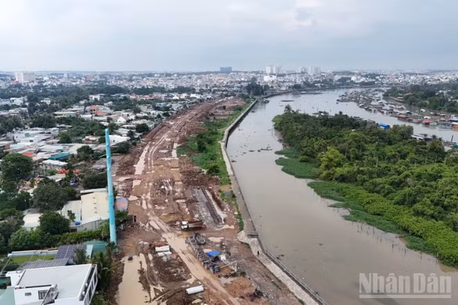 Giải phóng mặt bằng thực hiện dự án đường ven sông Cái (một nhánh của sông Đồng Nai) qua địa bàn phường Trấn Biên, thành phố Đồng Nai.