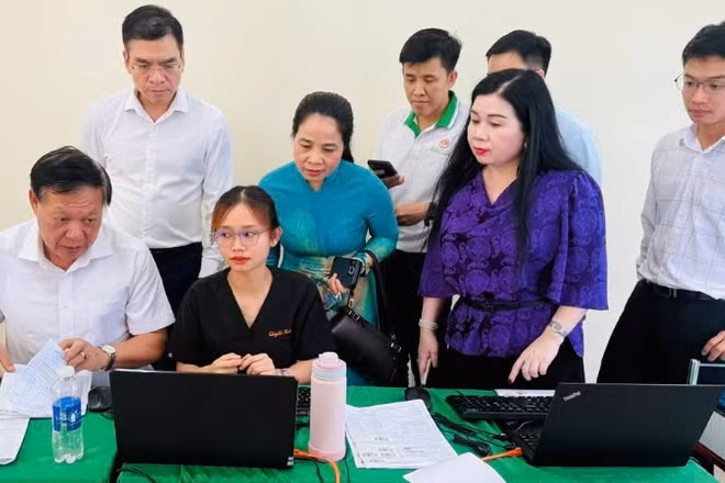 Thứ trưởng Y tế Đỗ Xuân Tuyên và lãnh đạo Sở Y tế Đồng Nai kiểm tra việc tổ chức khám sức khỏe miễn phí toàn dân tại phường Trị An.