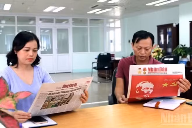 Cán bộ ở Đồng Nai đọc Báo Nhân Dân.