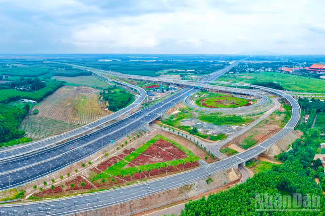 Các trục đường kết nối trực tiếp sân bay Long Thành đang gấp rút hoàn thành.