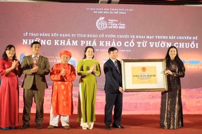 Giám đốc Sở Văn hóa và Thể thao Hà Nội Bạch Liên Hương trao Bằng công nhận Di tích lịch sử Văn hoá cấp thành phố cho đại diện chính quyền, nhân dân xã Hoài Đức.