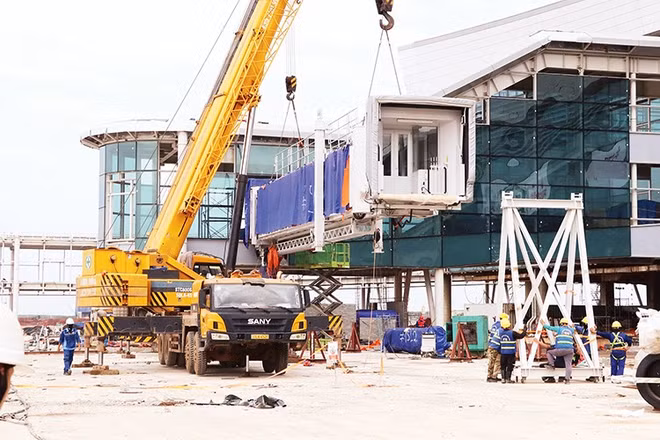 Thi công hạng mục lắp ống lồng nhà ga hành khách sân bay Long Thành.