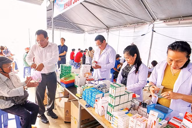 Khám, chữa bệnh miễn phí cho đoàn viên, công nhân lao động và người dân có hoàn cảnh khó khăn trên địa bàn phường Tân Ninh, Tây Ninh.