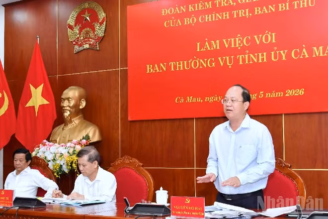 Đồng chí Nguyễn Hồ Hải, Ủy viên Trung ương Đảng, Bí thư Tỉnh ủy Cà Mau (bìa phải) tham gia ý kiến tại buổi làm việc với Đoàn kiểm tra, giám sát số 22 của Bộ Chính trị.