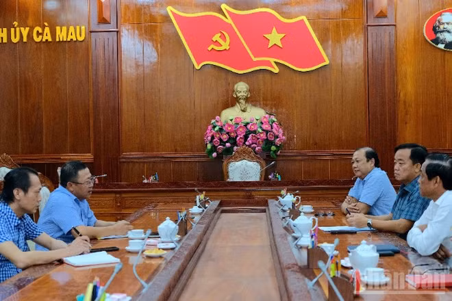 Quang cảnh buổi làm việc giữa Báo Nhân Dân với Thường trực Tỉnh ủy Cà Mau vào chiều 13/5.