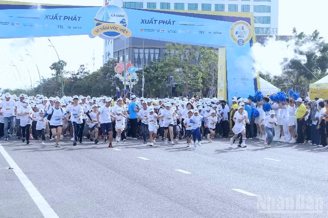 Không khí sôi nổi trên đường chạy S-Race tại Cà Mau truyền đi thông điệp “Vì một Việt Nam khỏe mạnh-Vì tầm vóc Việt”.