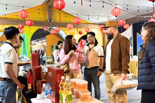 Khách tham quan khám phá, mua sản phẩm tại Liên hoan.
