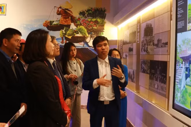 Các đại biểu tham quan, trải nghiệm di sản Hà Nội qua công nghệ hiện đại.