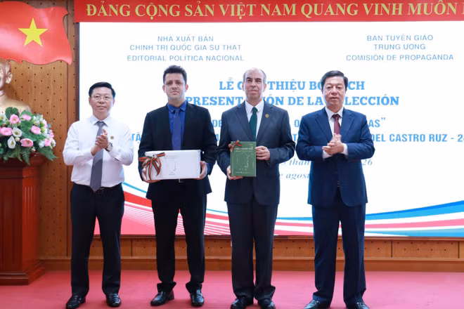 Đồng chí Trần Thanh Lâm, Ủy viên Trung ương Đảng, Phó Trưởng Ban Tuyên giáo Trung ương và PGS,TS Vũ Trọng Lâm, Giám đốc - Tổng Biên tập Nhà xuất bản Chính trị quốc gia Sự thật trao bộ sách tặng Đại sứ quán Cuba tại Việt Nam.