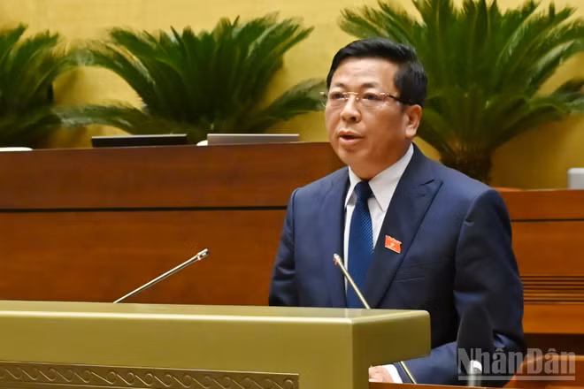 Bộ trưởng Xây dựng Trần Hồng Minh trình bày tờ trình tóm tắt dự án Luật. (Ảnh: THỦY NGUYÊN)