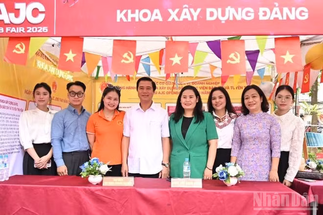Các đại biểu tại gian Khoa Xây dựng Đảng, Học viện Báo chí và Tuyên truyền. (Ảnh: PV)