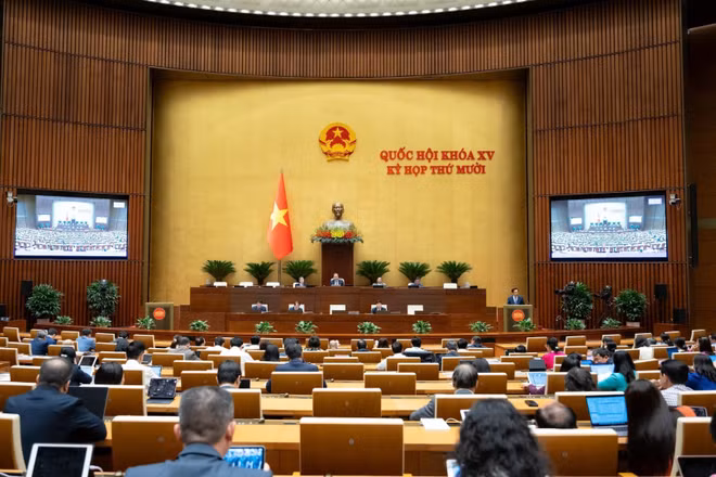 Quang cảnh phiên họp toàn thể ở hội trường tại Kỳ họp thứ 10, Quốc hội khóa XV.