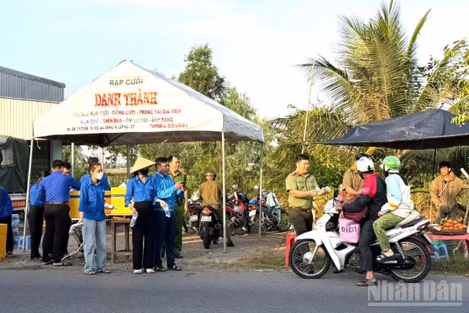 Lực lượng Công an phối hợp các đơn vị phát nước miễn phí cho bà con về quê ăn Tết.
