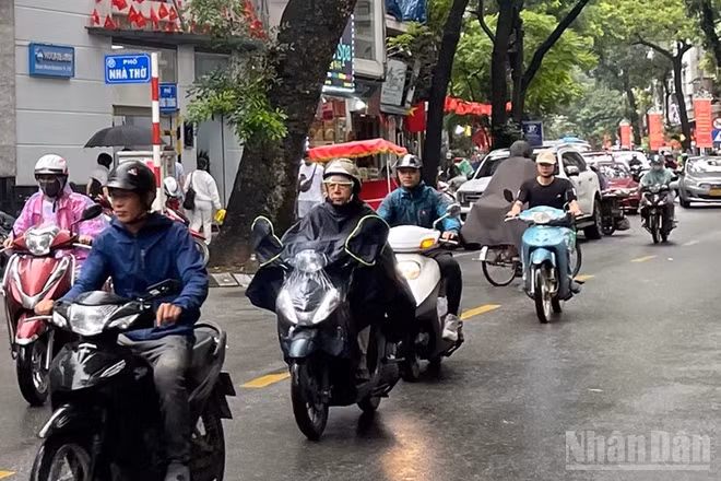 Dự báo khu vực Hà Nội sáng có lúc có mưa rào và dông, từ chiều tối và đêm có mưa vừa, mưa to và dông, cục bộ có nơi mưa rất to. (Ảnh minh họa: Đ.T)
