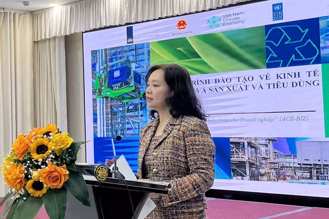 Bà Nguyễn Thị Lâm Giang, Cục trưởng Cục đổi mới sáng tạo, Chuyển đổi xanh và Khuyến công phát biểu khai mạc.