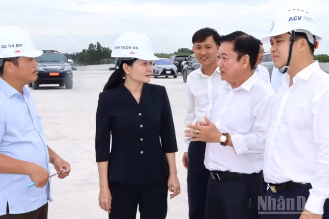 Phó Bí thư Thường trực Tỉnh ủy Đồng Nai Tôn Ngọc Hạnh và Phó Chủ tịch Ủy ban nhân dân tỉnh Hồ Văn Hà nghe báo cáo về tiến độ Dự án thành phần 3, đường Vành đai 3-Thành phố Hồ Chí Minh.