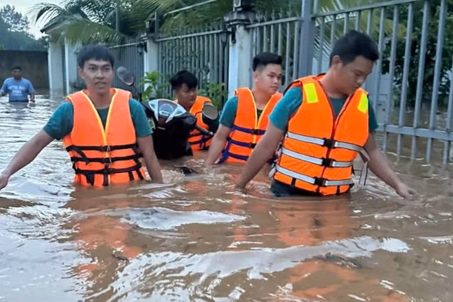Lực lượng Ban Chỉ huy Phòng thủ Khu vực 1-Long Thành hỗ trợ người dân ấp An Bình, xã Bình An khắc phục hậu quả mưa lớn gây ngập sâu.