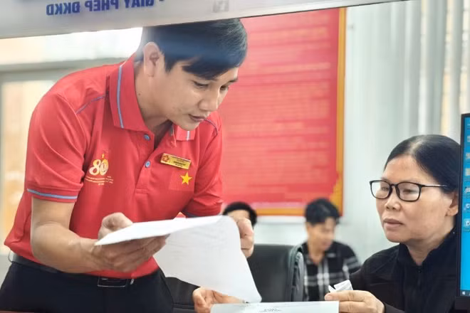 Cán bộ Trung tâm phục vụ hành chính công xã Xuân Hòa, tỉnh Đồng Nai, hướng dẫn cho người dân làm thủ tục hành chính. (Ảnh THIÊN VƯƠNG)
