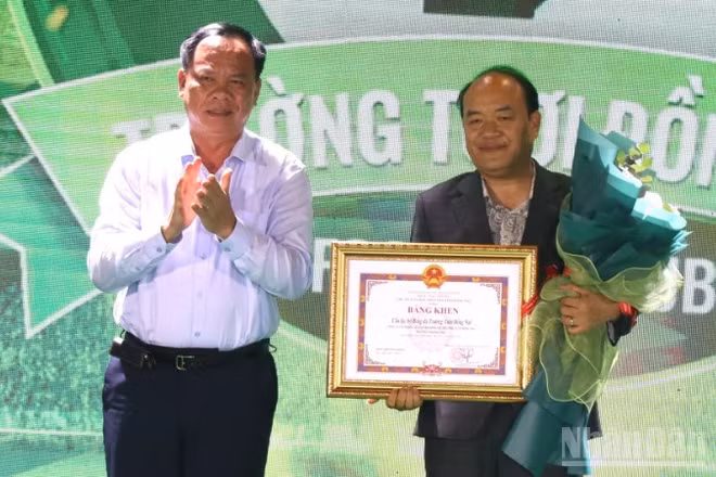 Phó Bí thư Tỉnh ủy, Chủ tịch Ủy ban nhân dân tỉnh Đồng Nai Võ Tấn Đức trao tặng Bằng khen cho Câu lạc bộ Bóng đá Trường Tươi Đồng Nai.