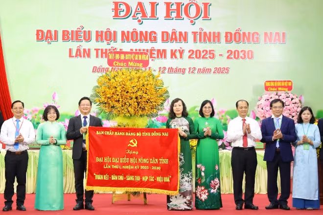 Lãnh đạo tỉnh Đồng Nai trao bức trướng của Ban Chấp hành Đảng bộ tỉnh tặng Đại hội đại biểu Hội Nông dân tỉnh lần thứ I, nhiệm kỳ 2025-2030.