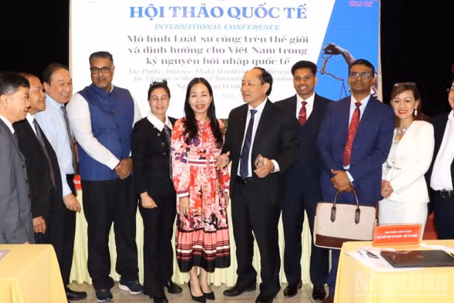 Các đại biểu Việt Nam và quốc tế tham dự hội thảo.