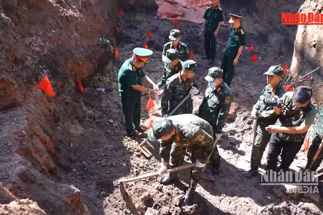 [Video] Phát hiện thêm 17 bộ hài cốt liệt sĩ tại Công viên Lê Thị Riêng