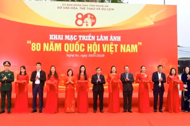 Các đại biểu cắt băng khai mạc triển lãm.