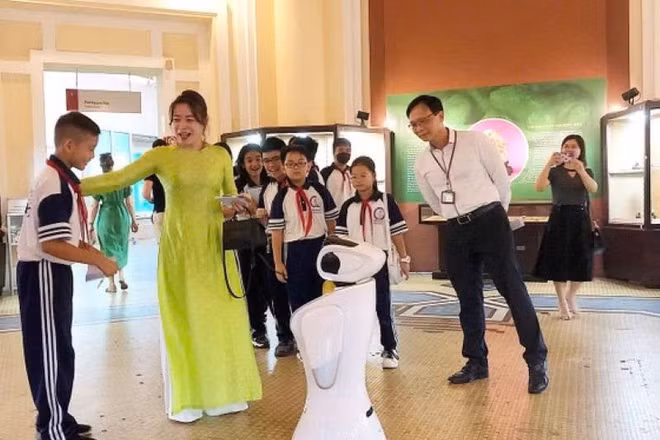Robot ứng dụng trí tuệ nhân tạo hướng dẫn tham quan Bảo tàng Lịch sử Thành phố Hồ Chí Minh.