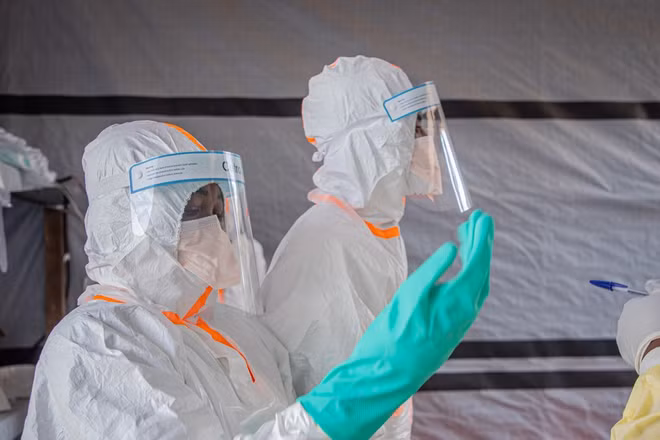 Nhân viên y tế làm việc tại trung tâm điều trị Ebola ở Bunia, tỉnh Ituri, Cộng hòa Dân chủ Congo. (Ảnh: THX/TTXVN)