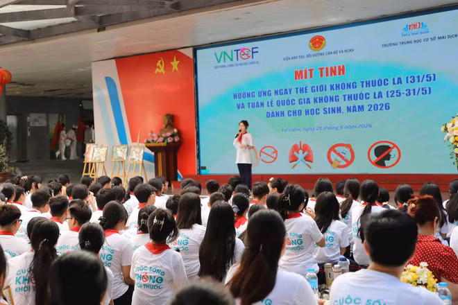 Học sinh Trường trung học cơ sở Mai Dịch (Hà Nội) hưởng ứng các hoạt động phòng, chống tác hại của thuốc lá, xây dựng cuộc sống không khói thuốc. (Ảnh: HOÀNG HẢO)
