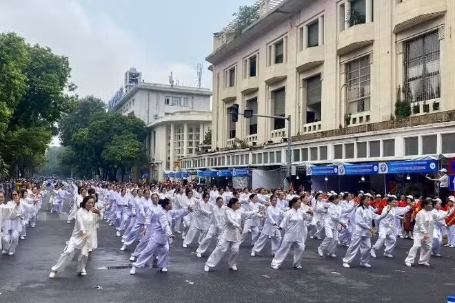 Người cao tuổi tham gia Ngày hội rèn luyện sức khỏe tại Hà Nội. (Ảnh: THÚY HÀ)