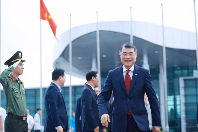 Thủ tướng Lê Minh Hưng lên đường tham dự Hội nghị Cấp cao ASEAN lần thứ 48 tại Cebu, Philippines. (Ảnh: Dương Giang/TTXVN)