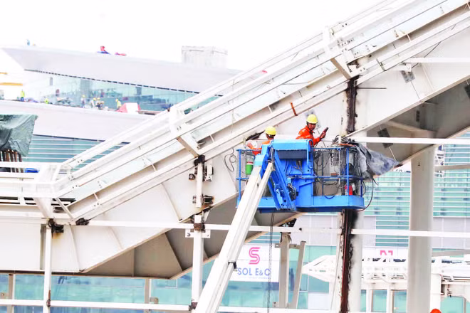 Lắp đặt thiết bị bên ngoài nhà ga hành khách sân bay Long Thành. (Ảnh THIÊN VƯƠNG)