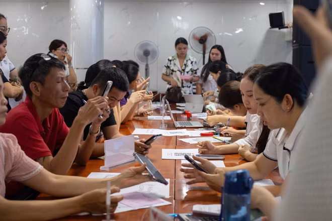 Cha mẹ học sinh làm thủ tục và tìm hiểu thông tin tuyển sinh tại một cơ sở giáo dục nghề nghiệp ở Hà Nội.
