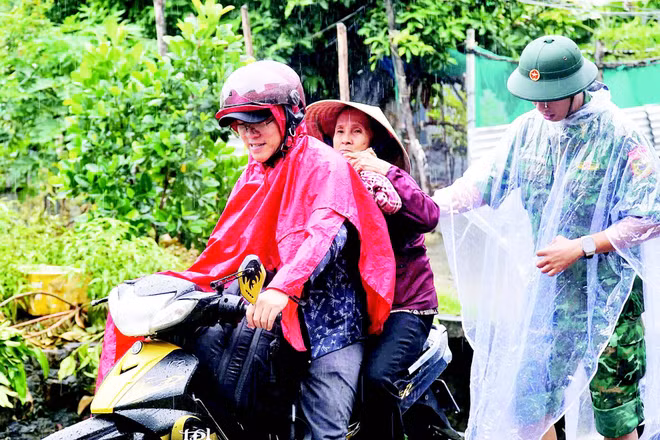 Bà Ngô Thị Tý sống tại phường Nam Nha Trang (Khánh Hòa) được sơ tán đến nơi tránh trú bão. (Ảnh VŨ TÂN)