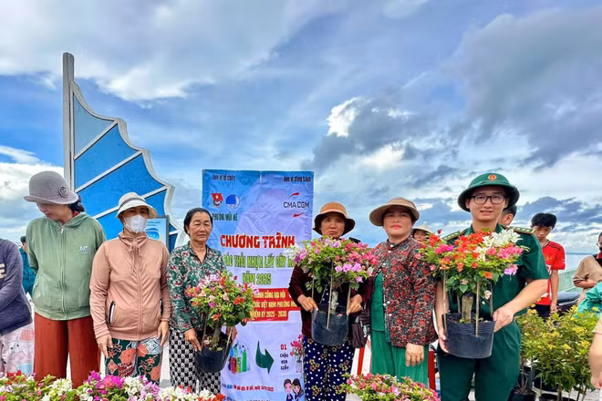 Ủy ban nhân dân phường Mũi Né tổ chức chương trình Đổi rác thải nhựa lấy cây hoa giấy năm 2025.