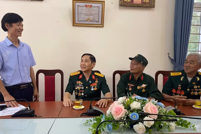 Giám đốc Trung tâm Bảo trợ xã hội nạn nhân chất độc da cam/dioxin Nguyễn Thăng Long gặp một số cựu chiến binh là nạn nhân chất độc da cam khi đến xông hơi giải độc.
