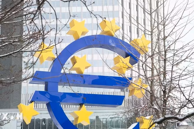 Biểu tượng đồng euro tại Frankfurt (Đức). (Ảnh: THX/TTXVN)