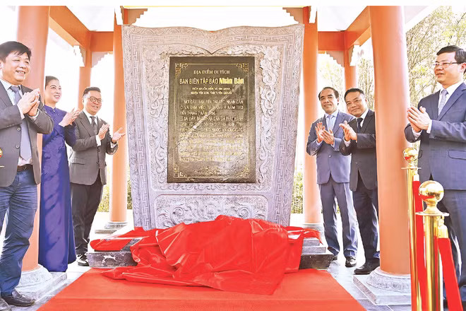 Các đồng chí lãnh đạo Báo Nhân Dân và tỉnh Tuyên Quang thực hiện nghi thức khánh thành Nhà bia di tích Báo Nhân Dân, ngày 9/3/2023. Ảnh: THỦY NGUYÊN
