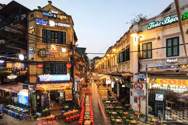 Phố cổ Hà Nội lên đèn lúc hoàng hôn. Đây là một trong những điểm đến thu hút đông đảo du khách trong nước và quốc tế ghé thăm. (Ảnh: THÀNH ĐẠT)