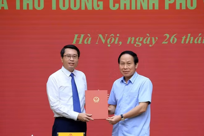 Phó Thủ tướng Lê Tiến Châu trao Quyết định của Thủ tướng Chính phủ bổ nhiệm đồng chí Trần Anh Tiến giữ chức Phó Chủ nhiệm Văn phòng Chính phủ. (Ảnh: VGP/THU SA)