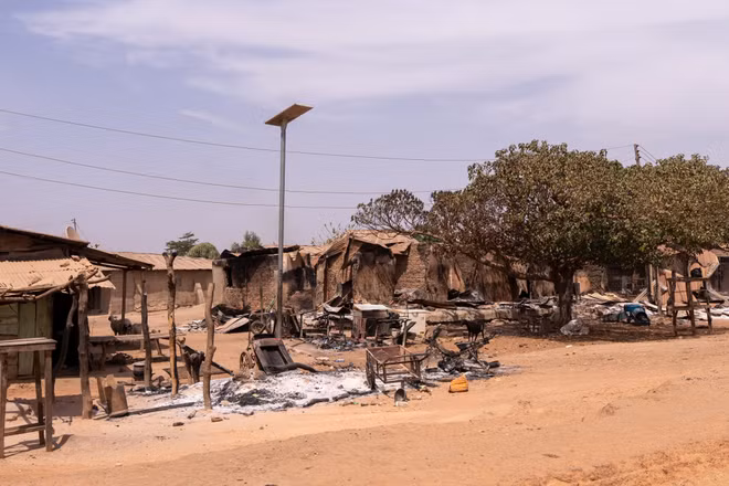 Cảnh tàn phá khi các tay súng tấn công và phóng hỏa ở khu vực Woro và Nuku ở bang Kwara, Nigeria ngày 5/2/2026. (Ảnh: Anadolu Agency/TTXVN)
