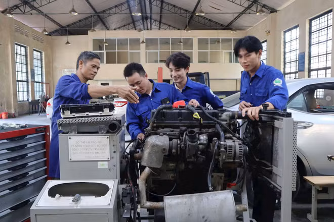 Các sinh viên Lào đang học tập tại Khoa Công nghệ kỹ thuật ô-tô, Trường đại học Sư phạm kỹ thuật Vinh.