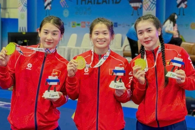 Ba nữ đô vật Nguyễn Thị Mỹ Trang, Nguyễn Thị Mỹ Linh và Nguyễn Thị Mỹ Hạnh (từ trái qua) trong giờ phút chiến thắng.